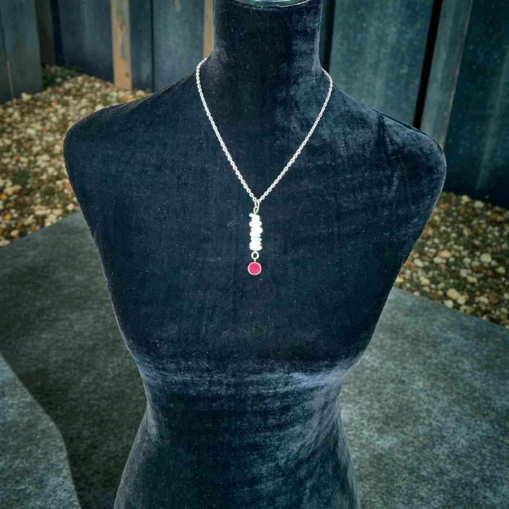 🆕 White Howlite Gemstones and Crystal Pendant Necklace